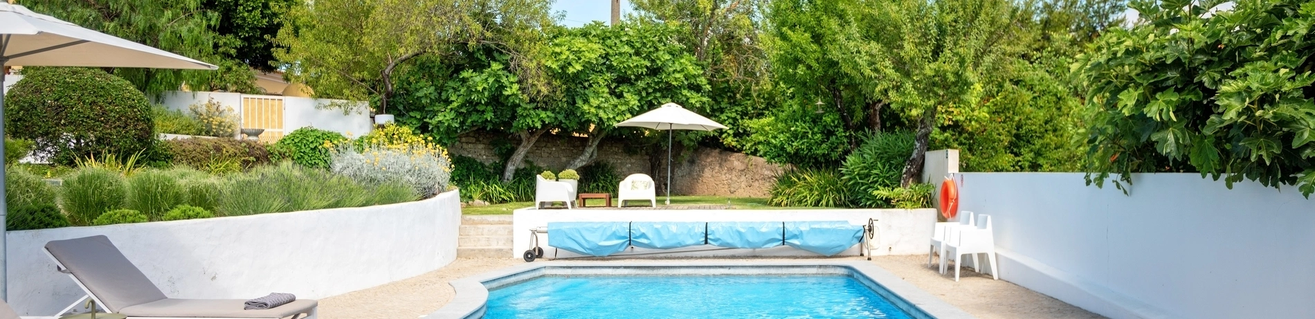 Pool, Sonnenschirme, Sonnenliegen, Garten