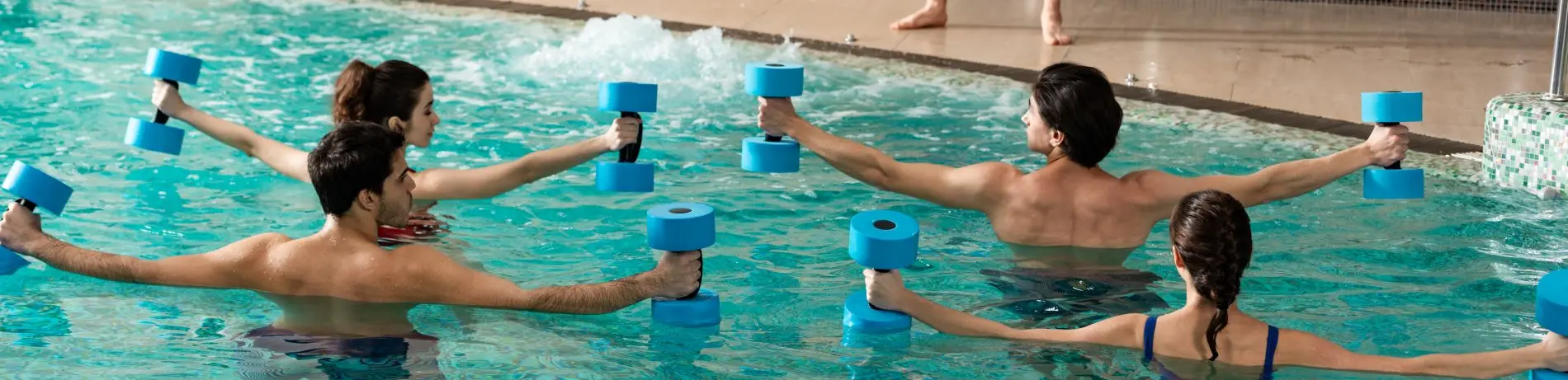 Sportgruppe beim Aquafitness mit Gewichten