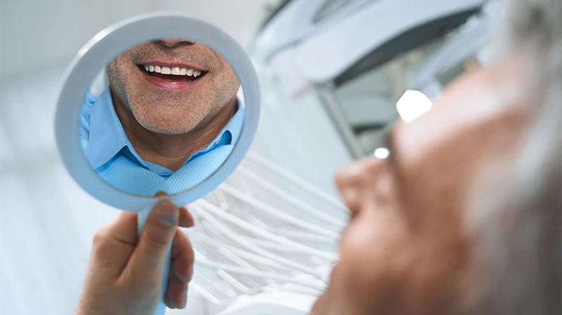 Glücklicher Mann nach Bleaching in Klinik Glücklicher Mann nach Bleaching in Klinik