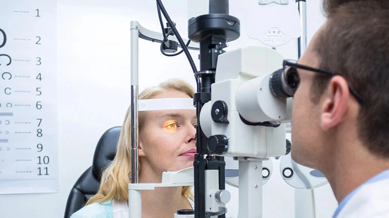 Optiker Ottersberg | Messung am Auge bei Frau