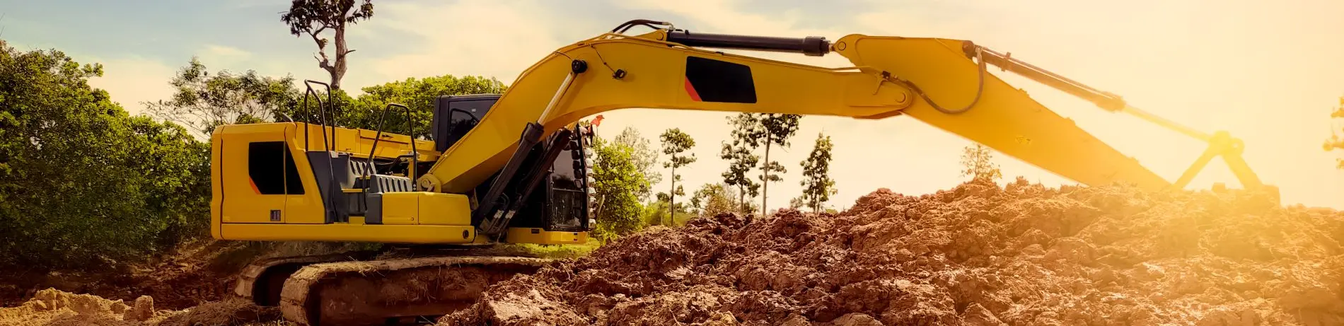 Bagger arbeitet, indem er Erde auf der Baustelle aushebt. Bagger beim Graben in der Erde. Erdbewegungsmaschine. Bagger für Mietgeschäft