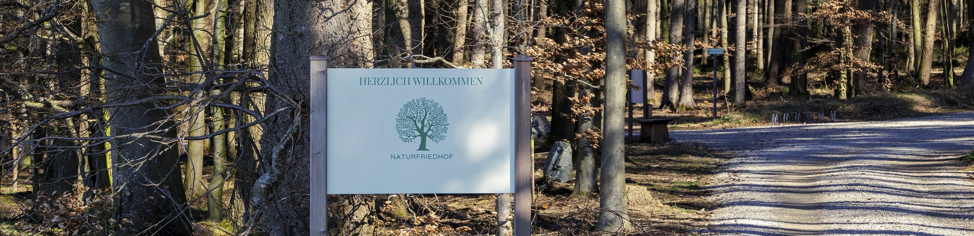 Naturfriedhof, Wald, Eingang, Schild, Bestattungen