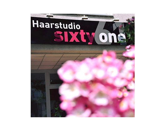 Galerie-Bild 1: Außenaufnahme Schild von Haarstudio sixtyone 