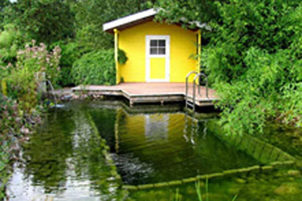 Galerie-Bild 2: Teich Holzhaus gelb von Garten- und Landschaftsbau Timo Miesseler 