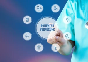 Patientenverfügung. Arzt zeigt auf digitales medizinisches Interface Patientenverfügung. Arzt zeigt auf digitales medizinisches Interface
