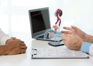 Urologe und Patient im Gespräch über Prostatakrebsvorsorge Witoon/ Adobe Stock