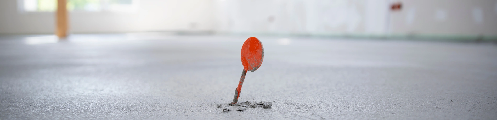 Frisch ausgehärteter Estrich auf einer Baustelle in einem Loft eines Einfamilienhauses