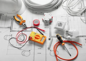 Verschiedene Elektrikerwerkzeuge auf einem Elektroschaltplan Verschiedene Elektrikerwerkzeuge auf einem Elektroschaltplan
