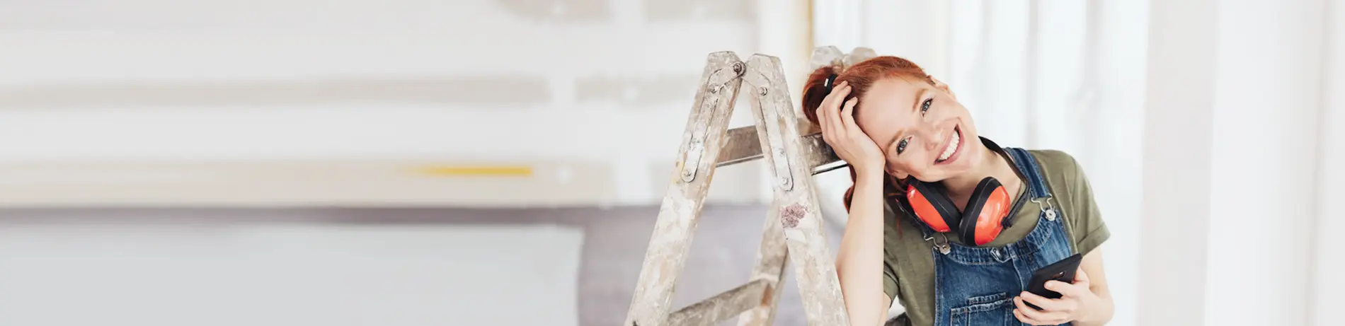 lachende frau arbeitet auf der baustelle Stock-Foto | 273037179 | contrastwerkstatt | Adobe Stock