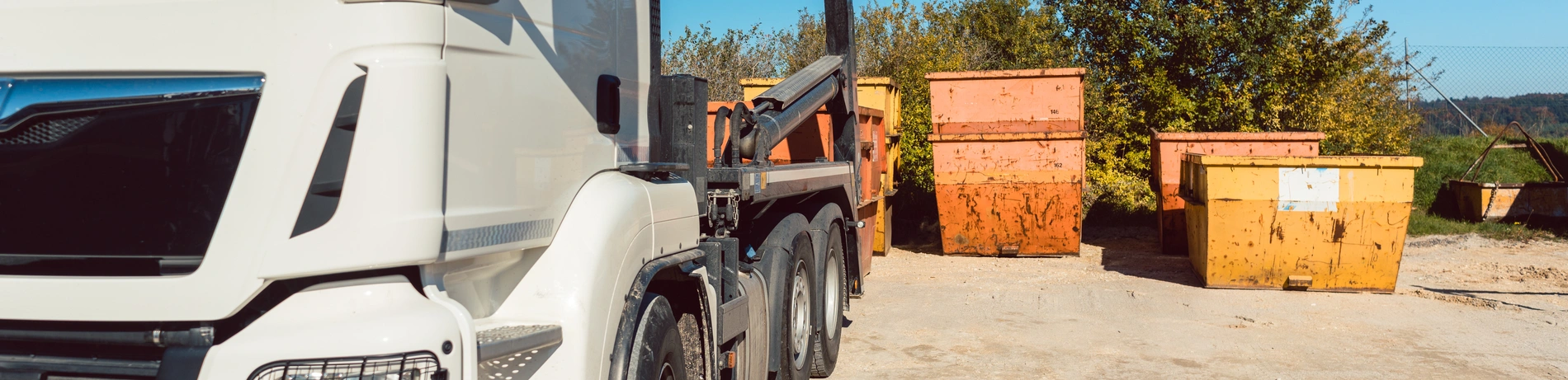 Abrissschutt-Container wartet darauf, auf einen schweren LKW geladen zu werden